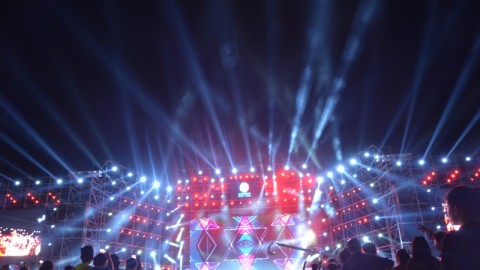 1500人只有2.5副耳返，这位巡回演唱会导演算了5笔安全账